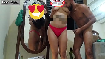 Jovem submissa sente prazer sendo punida