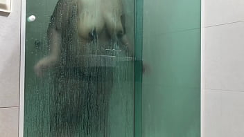 Novinho me pegou de quatro no banho