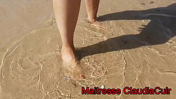 Les pieds dans l'eau en bordure d'ocean