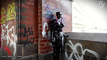 S'il y a une chose que j'apprécie particulièrement c'est de marcher en latex dans les rues de berlin se sentir lib