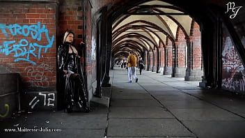 S'il y a une chose que j'apprécie particulièrement c'est de marcher en latex dans les rues de berlin se sentir lib