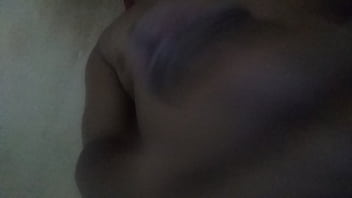 Gozando bem gostoso na bronha