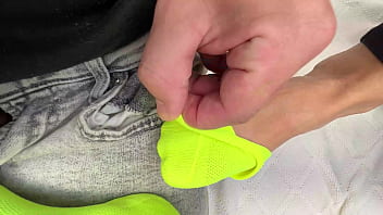 How to offer sex to a girl when she sticks in iphone