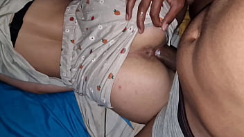 Latina hermosa tiene sexo apasionado con su hermanastro cuando se quedan a solas