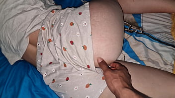 Latina hermosa tiene sexo apasionado con su hermanastro cuando se quedan a solas