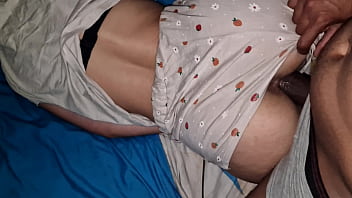 Latina hermosa tiene sexo apasionado con su hermanastro cuando se quedan a solas