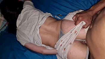 Latina hermosa tiene sexo apasionado con su hermanastro cuando se quedan a solas