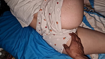 Latina hermosa tiene sexo apasionado con su hermanastro cuando se quedan a solas