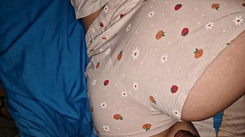 Latina hermosa tiene sexo apasionado con su hermanastro cuando se quedan a solas