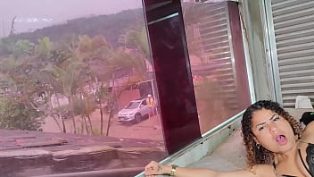 Sempre que meu marido sai vou pro quarto do caseiro dar pra ele e tomar gosada na cara