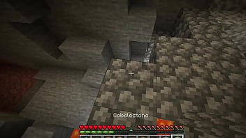 Minecraftero rompe su pico 2 veces en la mina