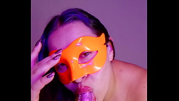 La mucama del bar hace videos masturbandose para vender a sus clientes 2