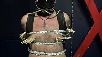 Le Maitre De Kuirbond04 L'a Attaché Au Poteau Son Corps Est Recouvert De Pinces thumbnail