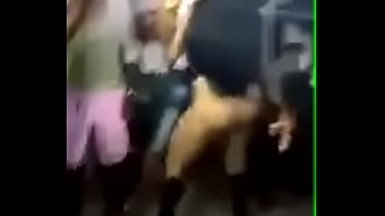 Funkeira gostosa dançando so de calcinha