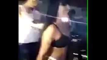 Funkeira gostosa dançando so de calcinha