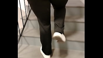 Jovem garota se exibindo para a câmera usando calças transparentes