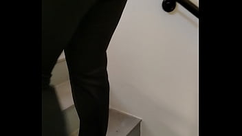 Jovem garota se exibindo para a câmera usando calças transparentes