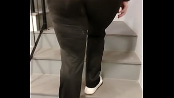 Jovem Garota Se Exibindo Para A Câmera Usando Calças Transparentes thumbnail