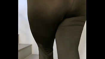 Jovem Garota Se Exibindo Para A Câmera Usando Calças Transparentes thumbnail