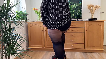 Curvy milf's morning golden shower