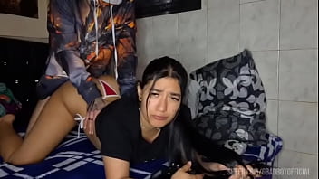Hermanastro gamer follándome duro sin condon y sin pausar la partida hasta venirse encima de mi sin piedad