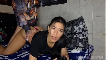 Hermanastro gamer follándome duro sin condon y sin pausar la partida hasta venirse encima de mi sin piedad Hermanastro gamer follándome duro sin condon y sin pausar la partida hasta venirse encima de mi sin piedad
