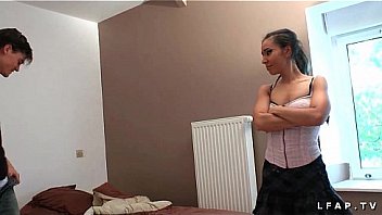 Jeune etudiante aux petits seins suce son mec avant le sex