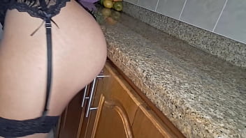 La mucama se pone caliente mientras limpia la cocina y termina masturbándose