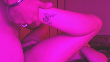 Macho me coge con medias rositas puestas