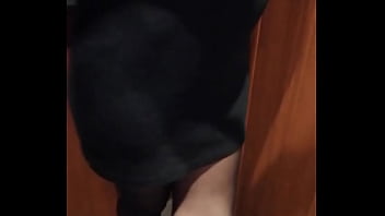 Je chauffe un homme dans l'ascenseur il me tripote le cul joue de mon plug je