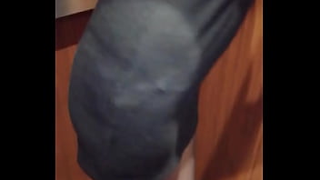 Je chauffe un homme dans l'ascenseur il me tripote le cul joue de mon plug je