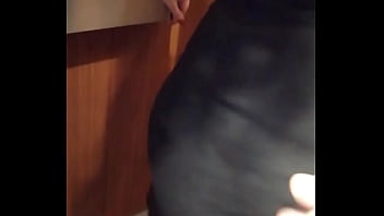 Je chauffe un homme dans l'ascenseur il me tripote le cul joue de mon plug je