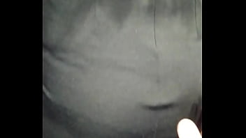 Je chauffe un homme dans l'ascenseur il me tripote le cul joue de mon plug je