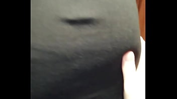 Je chauffe un homme dans l'ascenseur il me tripote le cul joue de mon plug je