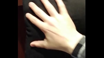 Je chauffe un homme dans l'ascenseur il me tripote le cul joue de mon plug je