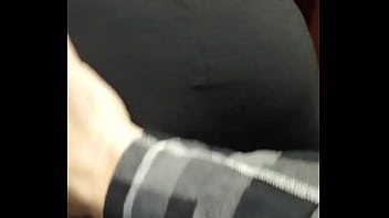 Je chauffe un homme dans l'ascenseur il me tripote le cul joue de mon plug je