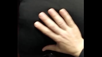 Je chauffe un homme dans l'ascenseur il me tripote le cul joue de mon plug je