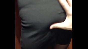 Je chauffe un homme dans l'ascenseur il me tripote le cul joue de mon plug je