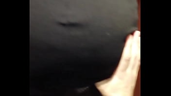 Je chauffe un homme dans l'ascenseur il me tripote le cul joue de mon plug je