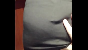 Je chauffe un homme dans l'ascenseur il me tripote le cul joue de mon plug je