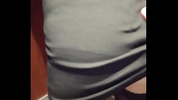 Je chauffe un homme dans l'ascenseur il me tripote le cul joue de mon plug je