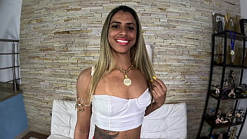 Milf grelhuda leva ferro no cú sol di luna