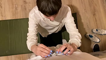 Skinny girl kneeling blowjob ending with facial