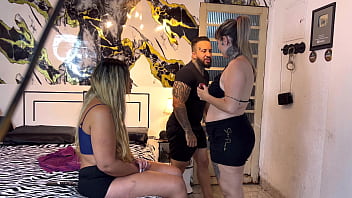 Entregadora do ifood do rabo gigante veio fazer entrega em nossa casa oferecemos 500 reias pra deixar nós beija e foder com ela enquanto seu marido corno espera na moto