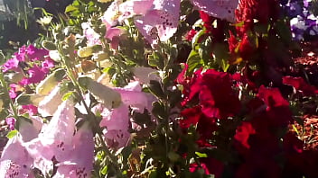 Midwest milf plays with herself among the flowers