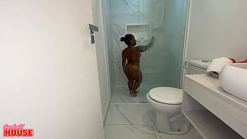 Brasileira com nanismo esquentando o banho com 2 caras num menage a trois