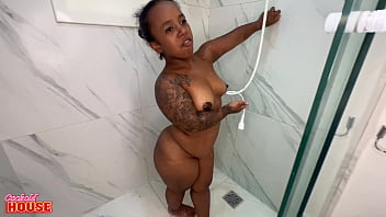 Brasileira com nanismo esquentando o banho com 2 caras num menage a trois