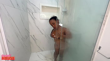 Brasileira com nanismo esquentando o banho com 2 caras num menage a trois