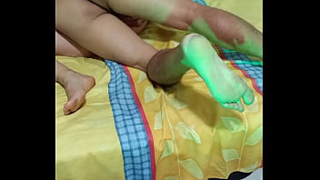 Encuentro a mi hijastro solo en casa y descaradamente le chupo la polla hasta terminar fallando con mi hijastro¡