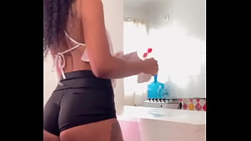 Bom diaa meus amores muitos rt pra essa gostosa limpar sua mesa e servir o café da manhã